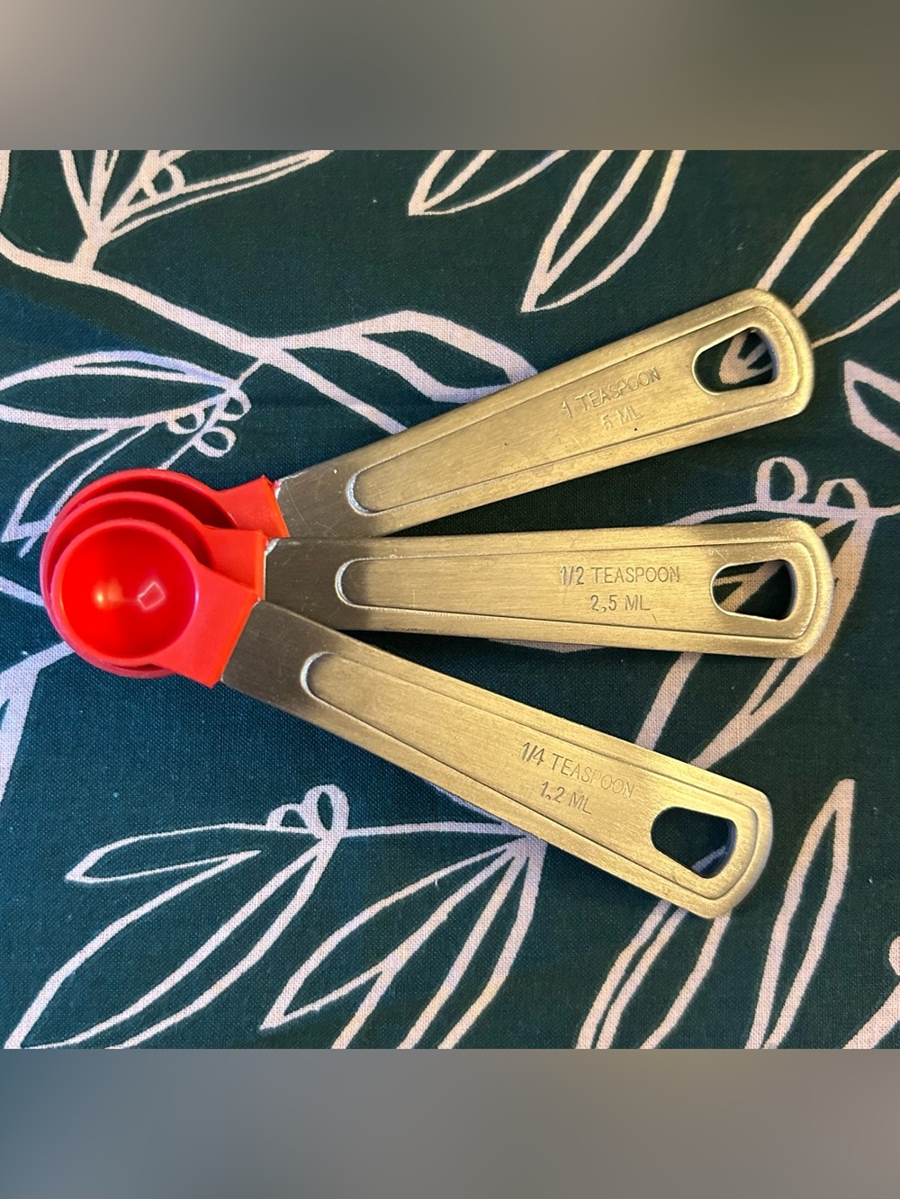 Set of 3 measuring spoons in red and silver